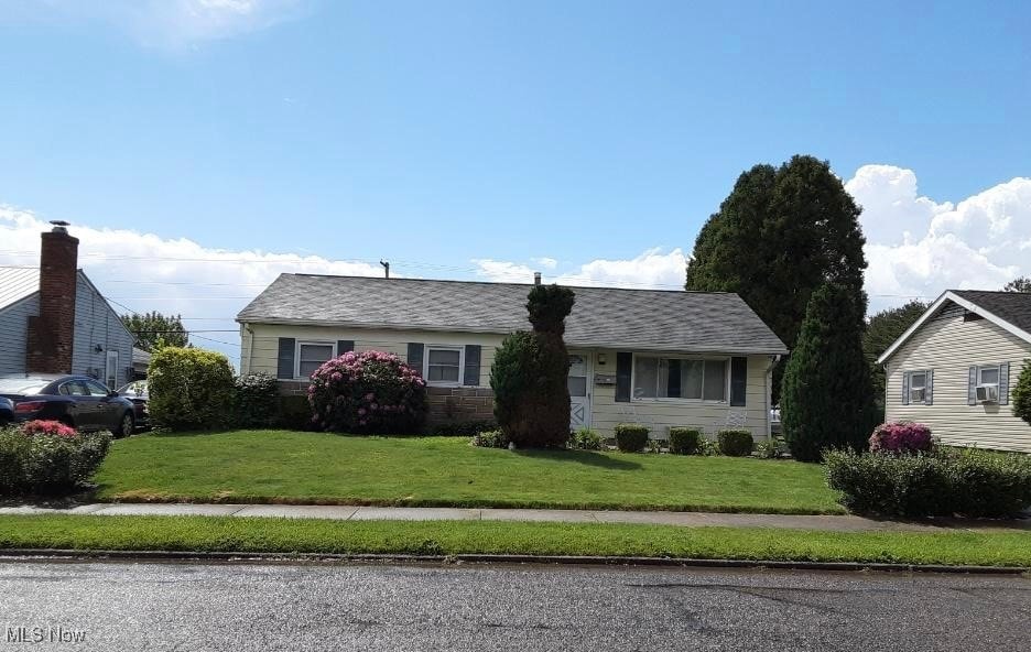 view of front of home featuring a front yard