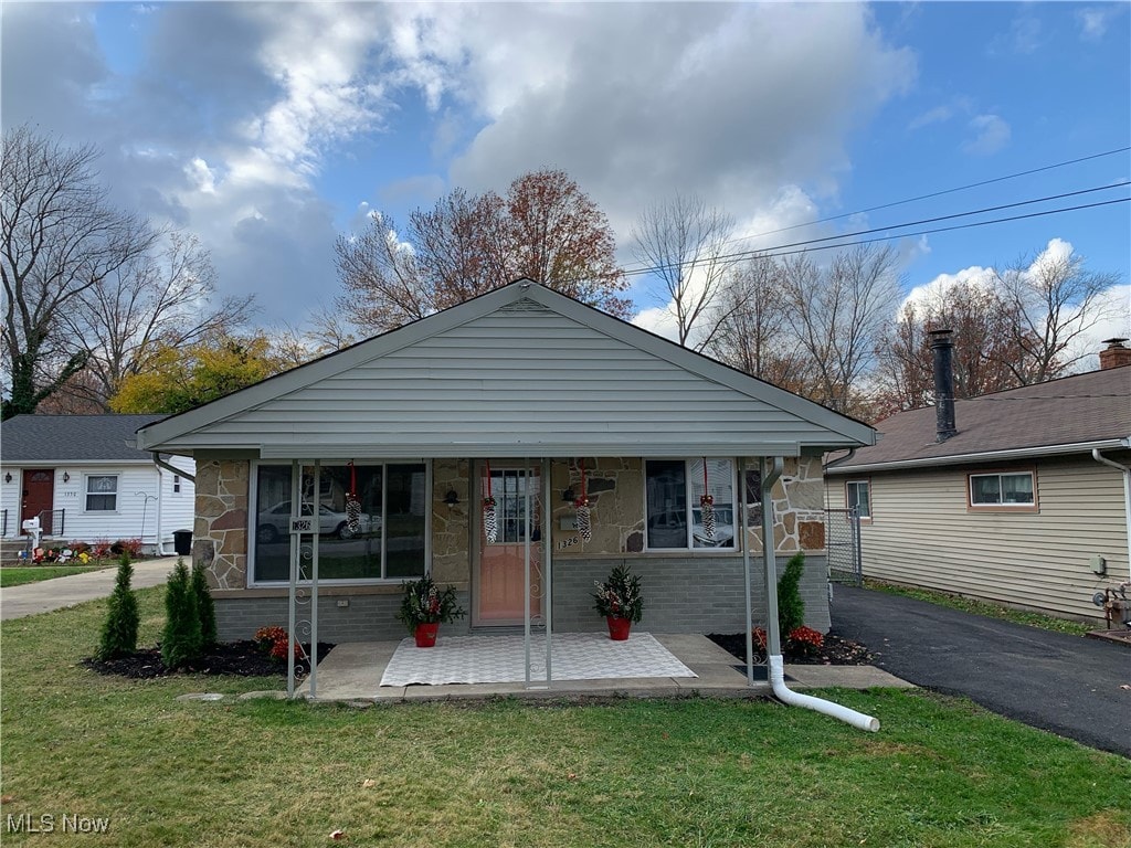 view of front facade featuring a front yard