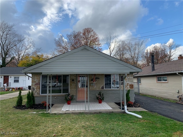 view of front facade featuring a front yard