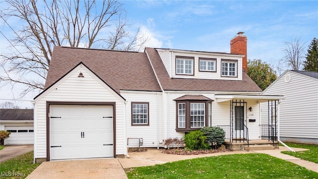 view of front of house featuring a front lawn