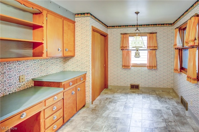 kitchen featuring hanging light fixtures