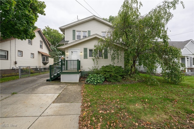 view of front of property featuring a front yard