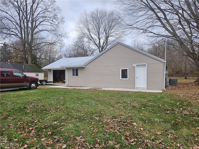 view of side of property featuring a lawn