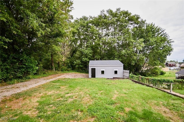 view of yard with an outbuilding