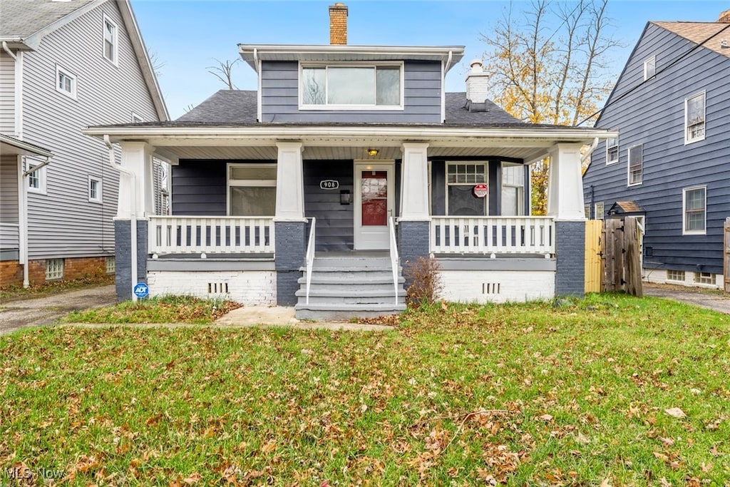 view of front facade featuring a porch and a front lawn