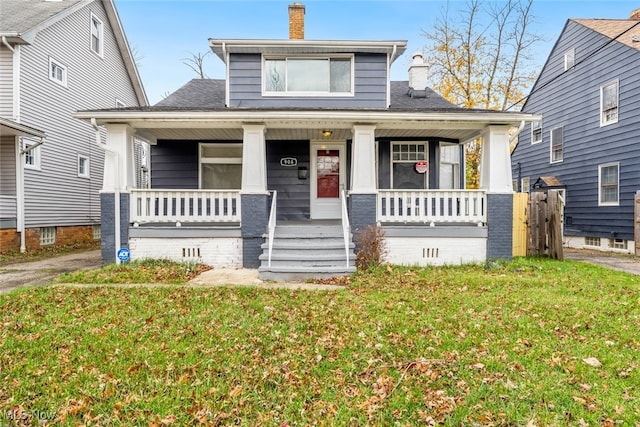 view of front facade featuring a porch and a front lawn