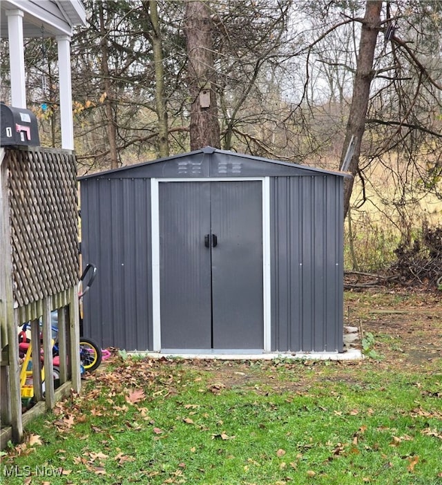 view of outdoor structure with a yard