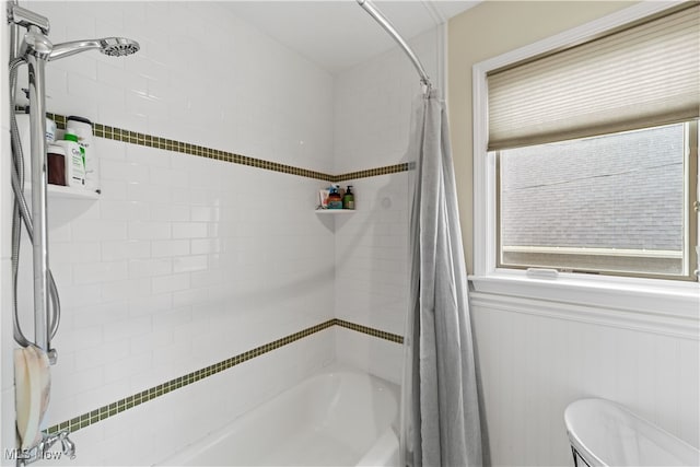 bathroom featuring shower / tub combo