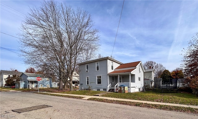 view of front of home featuring a front lawn