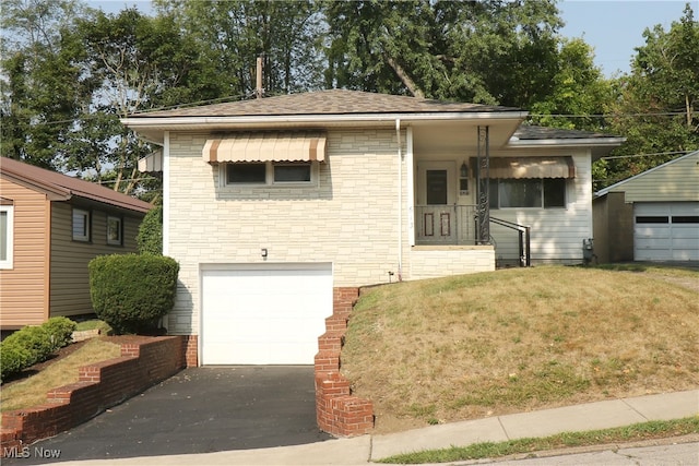 view of front of home featuring a front yard and a garage