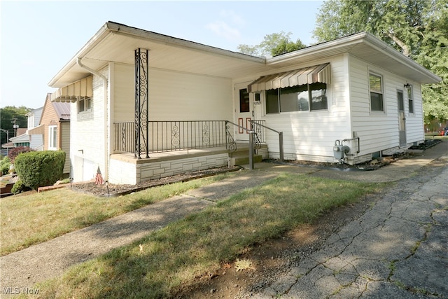 view of front facade with a front yard