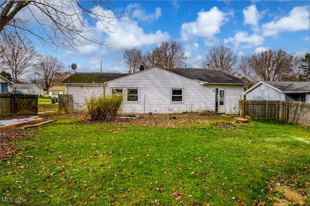 back of house featuring a lawn