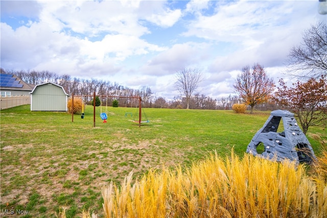 view of yard featuring an outdoor structure