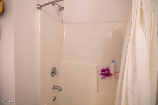 bathroom with shower / tub combo