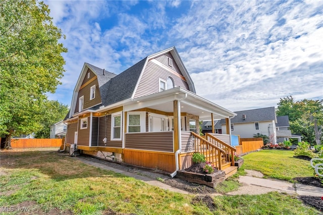 view of front facade featuring a porch and a front yard