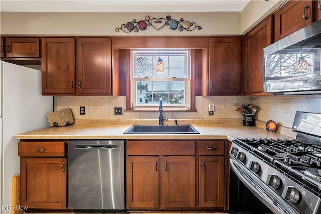 kitchen with tasteful backsplash, sink, and stainless steel appliances