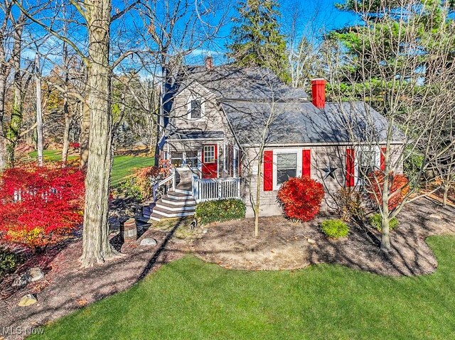 view of front of property featuring a porch and a front lawn