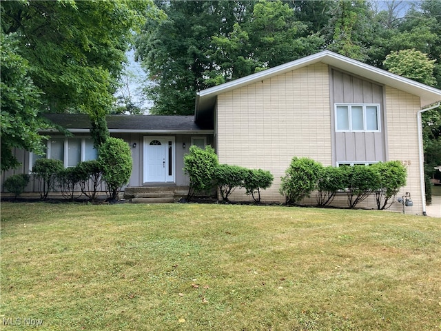 tri-level home featuring a front lawn