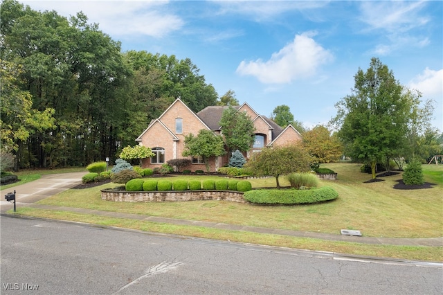 view of front of property featuring a front lawn