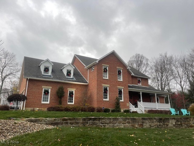 view of front of house featuring a porch and a front lawn