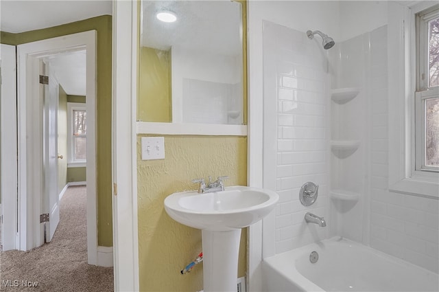 bathroom with tiled shower / bath