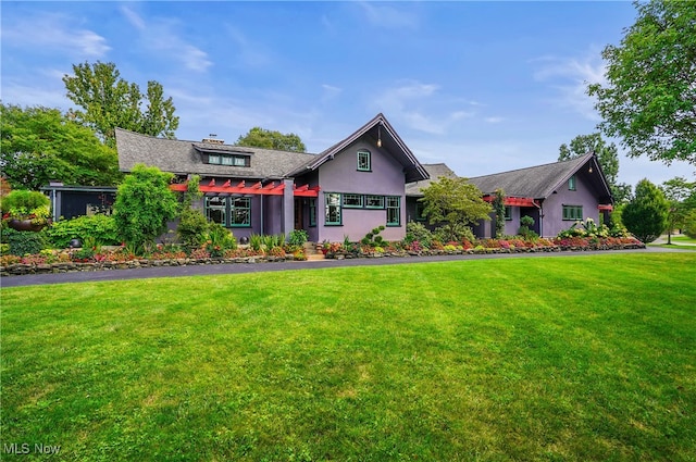 view of front of house with a front lawn