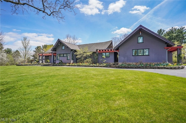 view of front of house featuring a front lawn