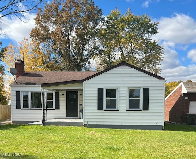 view of front facade with a front lawn