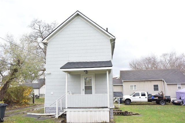 view of front of home featuring a front lawn