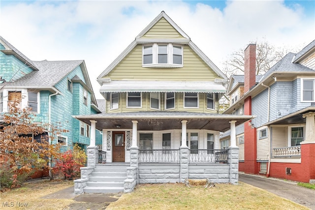 view of front of home featuring a porch and a front lawn