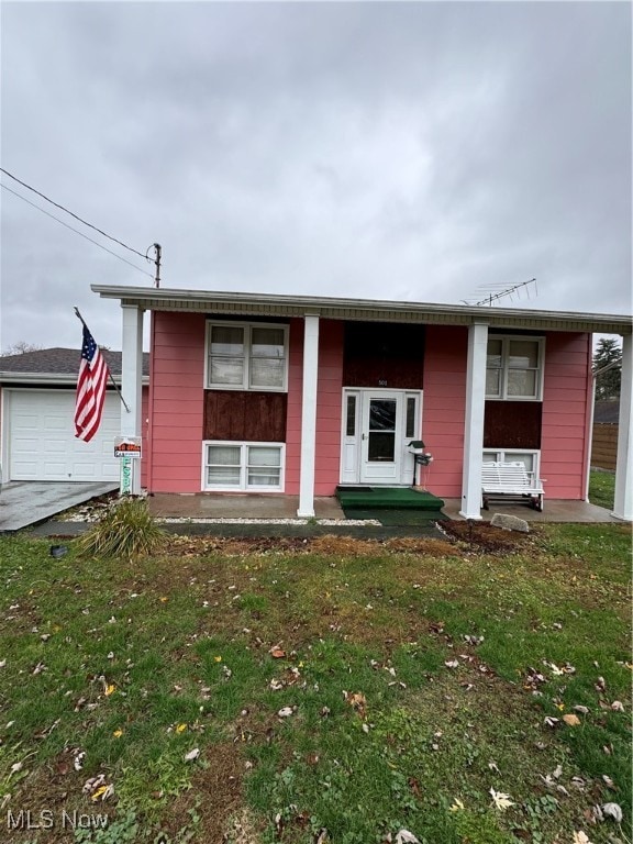 view of front of home featuring a front yard and a garage