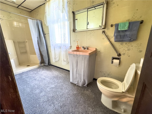 bathroom with a shower with shower curtain, vanity, and toilet