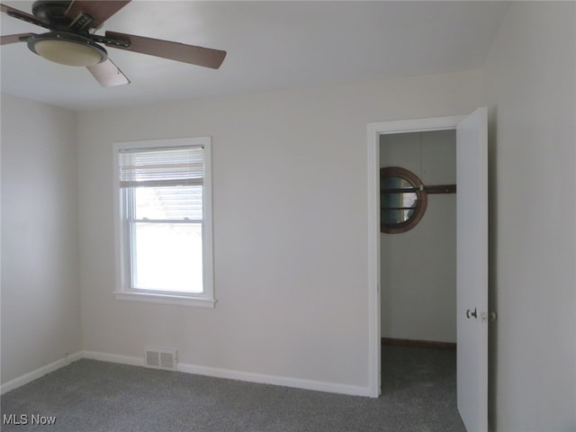 carpeted empty room featuring ceiling fan