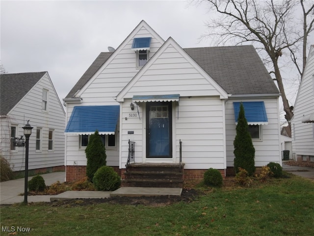 bungalow-style home featuring a front lawn