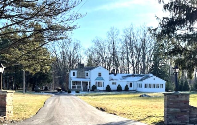 view of front of home with a front lawn