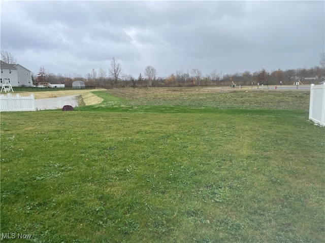 view of yard featuring a rural view