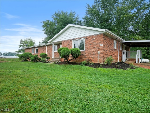 view of front of house featuring a front lawn