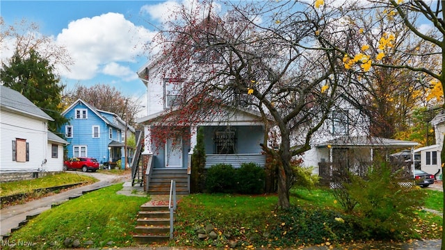 view of front facade featuring a front lawn