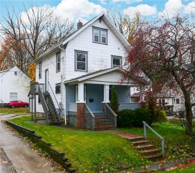 view of front facade featuring a porch and a front lawn