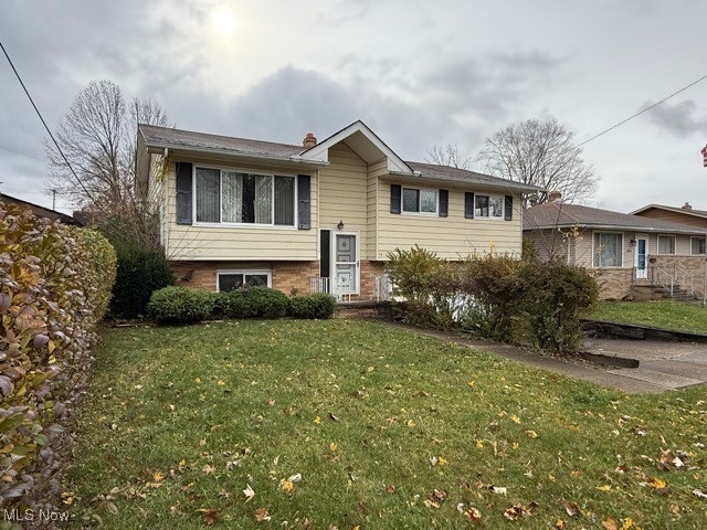 view of front of house with a front yard