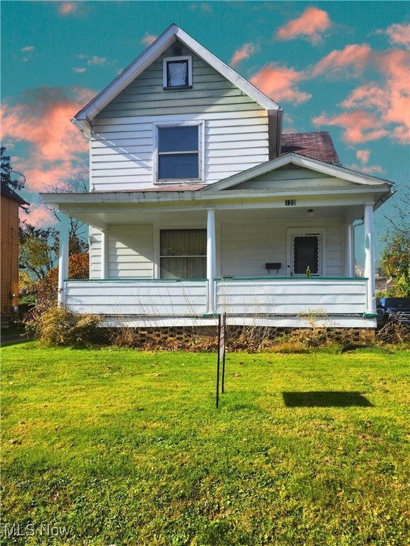 view of front facade with a lawn