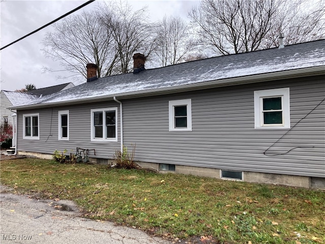 view of side of property featuring a lawn