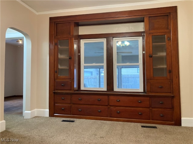 room details featuring carpet flooring and crown molding