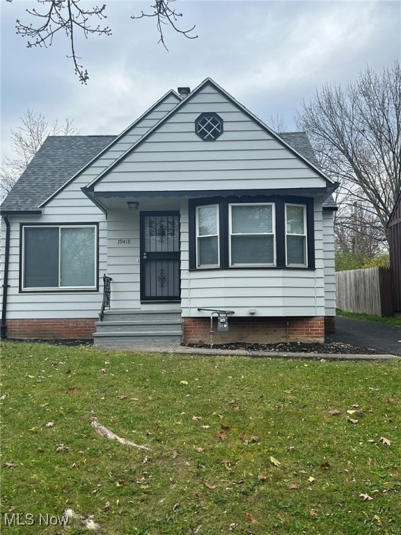 view of front of house featuring a front lawn