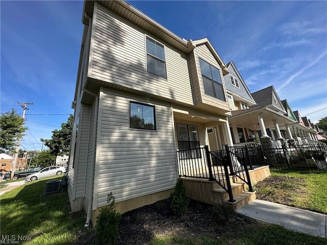 view of front of home with covered porch and a front yard