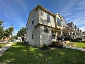 view of front of home featuring a front lawn