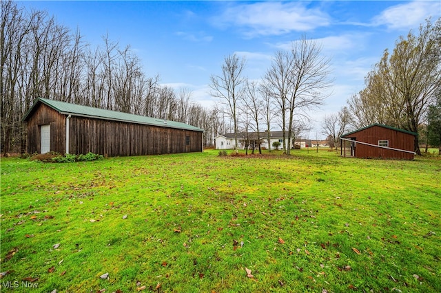 view of yard featuring an outdoor structure