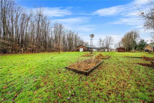 view of yard with an outbuilding