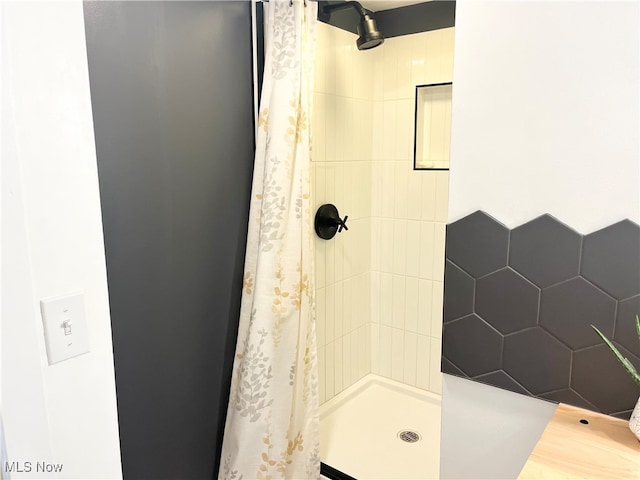 bathroom featuring a shower with curtain