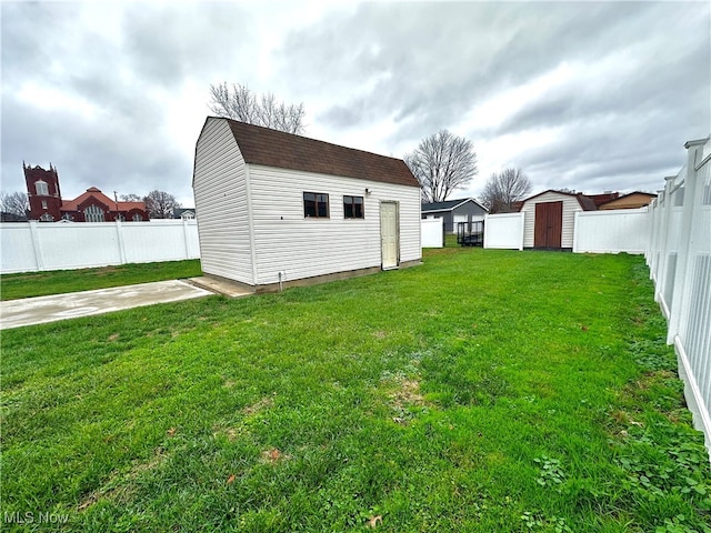 view of yard with a storage shed